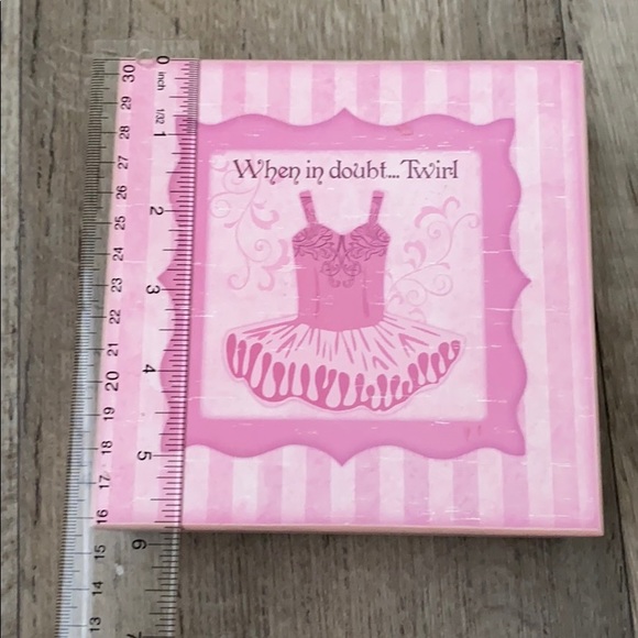 When in doubt...twirl wall decoration - Picture 4 of 5